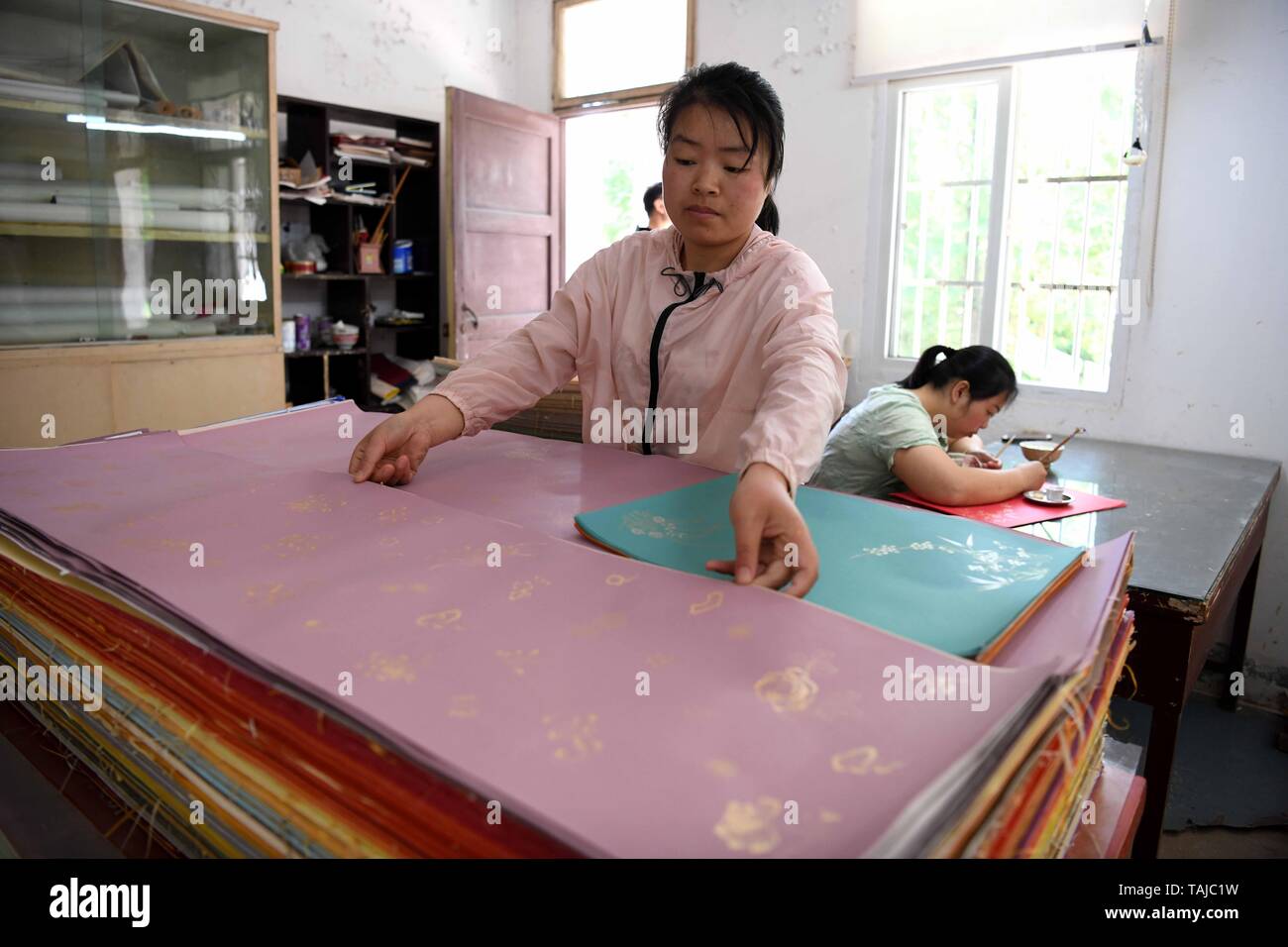 (190525) - CHAOHU (Anhui), 25. Mai 2019 (Xinhua) - ein Arbeitnehmer untersucht, halb fertige Fenlajian Papier auf einem Workshop von Papier artisan Liu Jing in Huanglu Stadt Chaohu, im Osten der chinesischen Provinz Anhui, 23. Mai 2019. Fenlajian ist ein High-end-Wachs mineral Papier stammt aus der Tang Dynastie (618-907). Für Jahrhunderte, Zugang zu den Fenlajian Papier war ein Privileg blieb ausschließlich für Imperial China's Familien, aufgrund der teuren Materialien und die komplizierten Verfahren bei der Herstellung beteiligten vorbehalten. Die Techniken, die bei der Herstellung dieser feinen Schreiben und Malen Material sogar verloren wurde Stockfoto