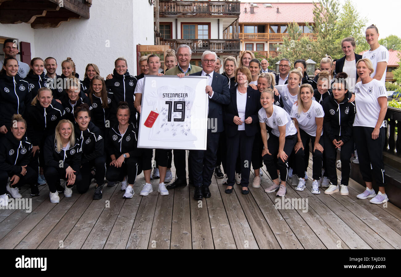 Grassau, Deutschland. 25 Mai, 2019. Kapitän Alexandra Popp (in der Mitte, l-r), Joachim Herrmann (CSU), Innenminister von Bayern, Bundespräsident Dr. Frank-Walter Steinmeier, und Hannelore Ratzeburg, Fußball Vice President von Frauen, stehen zusammen mit den Spielern der nationalen Fußball-Nationalmannschaft der Frauen am abschließenden Trainingslager für ein Foto. Steinmeier war ein Trikot mit Unterschriften. Die Zahl 19 symbolisiert den 2019 World Cup. Credit: Sven Hoppe/dpa/Alamy leben Nachrichten Stockfoto