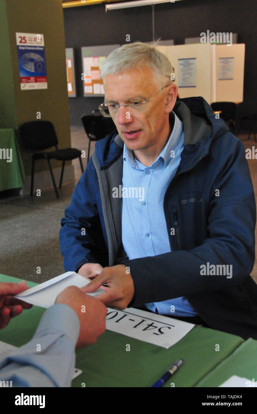 Lettland, Lettland. 25 Mai, 2019. Lettische Premierminister Krisjanis Karins beteiligt sich an den Wahlen zum Europäischen Parlament zu einem Wahllokal in Riga, Lettland, 25. Mai 2019. Die Wähler in Lettland ging zu den Abstimmungen am Samstag ihre acht Vertreter für das Europäische Parlament zu wählen, mit den Kandidaten der regierenden Mitte-Rechts-Parteien erwartet Die meisten zu gewinnen. Credit: Janis/Xinhua/Alamy leben Nachrichten Stockfoto
