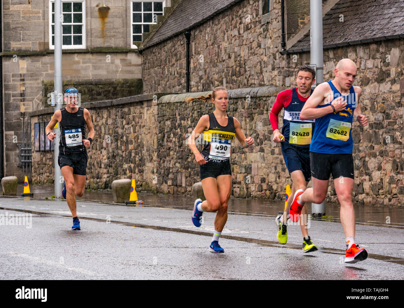 Holyrood, Edinburgh, Schottland, Vereinigtes Königreich, 26. Mai 2019. Edinburgh Marathon: Die Marathonläufer laufen an einem nassen Tag am Holyrood Palace vorbei. John Prichard-Taylor (485) belegte den 18. Platz; Melanie Wilkins (490) erste Läuferin über die Ziellinie und auf dem 24. Platz insgesamt; Brendan O'Grady (82428) belegte den 33. Platz; Tom Fairbrother (82482) belegte den 13. Platz Stockfoto