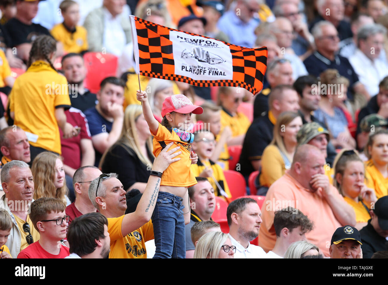 London, Großbritannien. 25 Mai, 2019. Newport County Fans. Skybet Fußball-Liga zwei Play-off Finale, Newport County v Tranmere Rovers im Wembley Stadion in London am Samstag, den 25. Mai 2019. Dieses Bild dürfen nur für redaktionelle Zwecke verwendet werden. Nur die redaktionelle Nutzung, eine Lizenz für die gewerbliche Nutzung erforderlich. Keine Verwendung in Wetten, Spiele oder einer einzelnen Verein/Liga/player Publikationen. Credit: Andrew Orchard sport Fotografie/Alamy leben Nachrichten Stockfoto