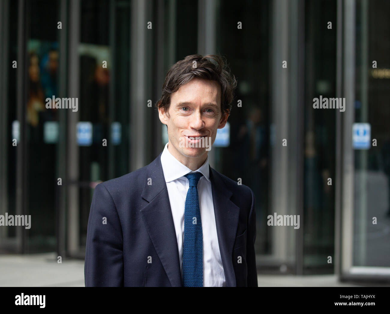 Konservative Parteichef Kandidat, Rory Stewart, Minister für Internationale Entwicklung, verlässt den BBC Studios in "pienaar der Politik" erschienen. Stockfoto