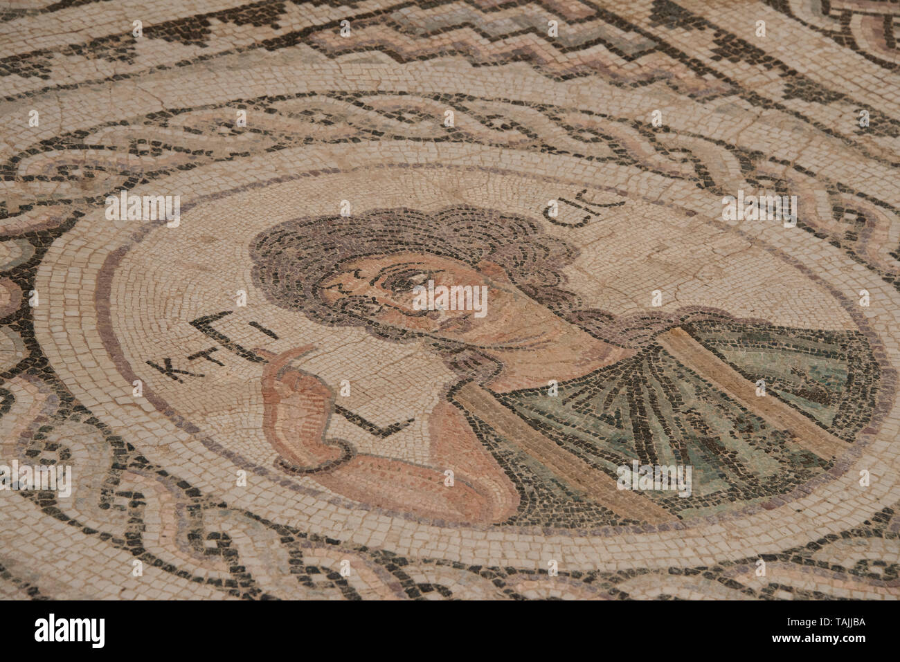 Zypern, antiken Ausgrabungsstätten von Kourion. Detail der antiken römischen Mosaik Artwork mit weiblichen Porträt. Stockfoto