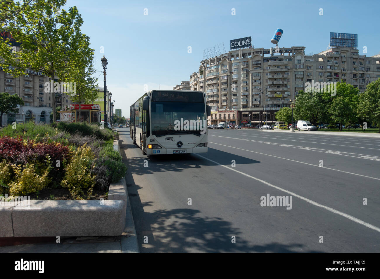 Single Decker öffentlichen STB-Bus an der südöstlichen Ecke von Piața Unirii (Union Square/Vereinigung Platz) im Zentrum von Bukarest/București, Rumänien Stockfoto