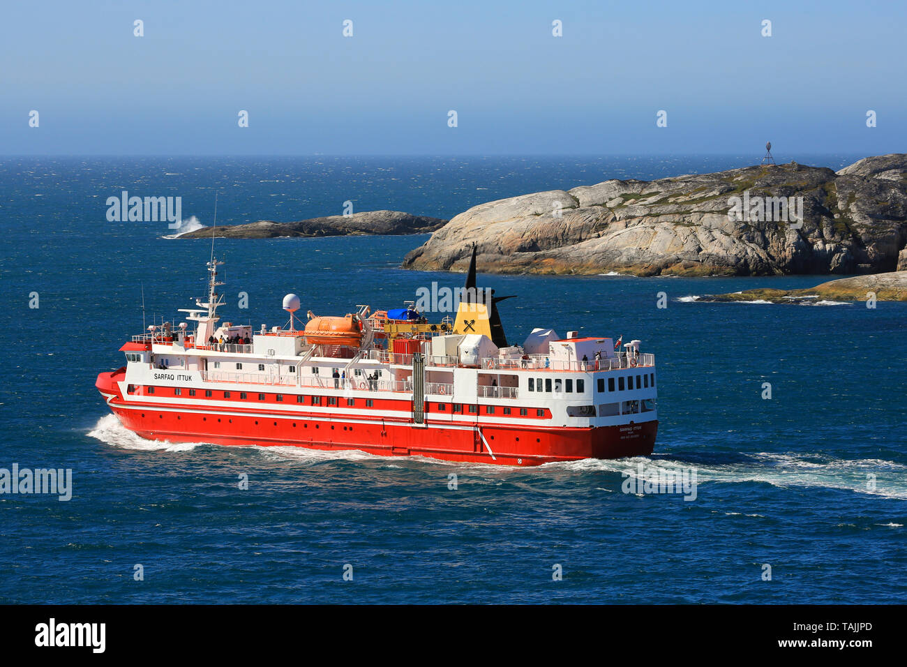 Der Sarfaq Ittuk Fähre verlässt Paamiut Dorf an der Westküste Grönlands und geht nördlich an einem sonnigen Tag. Stockfoto