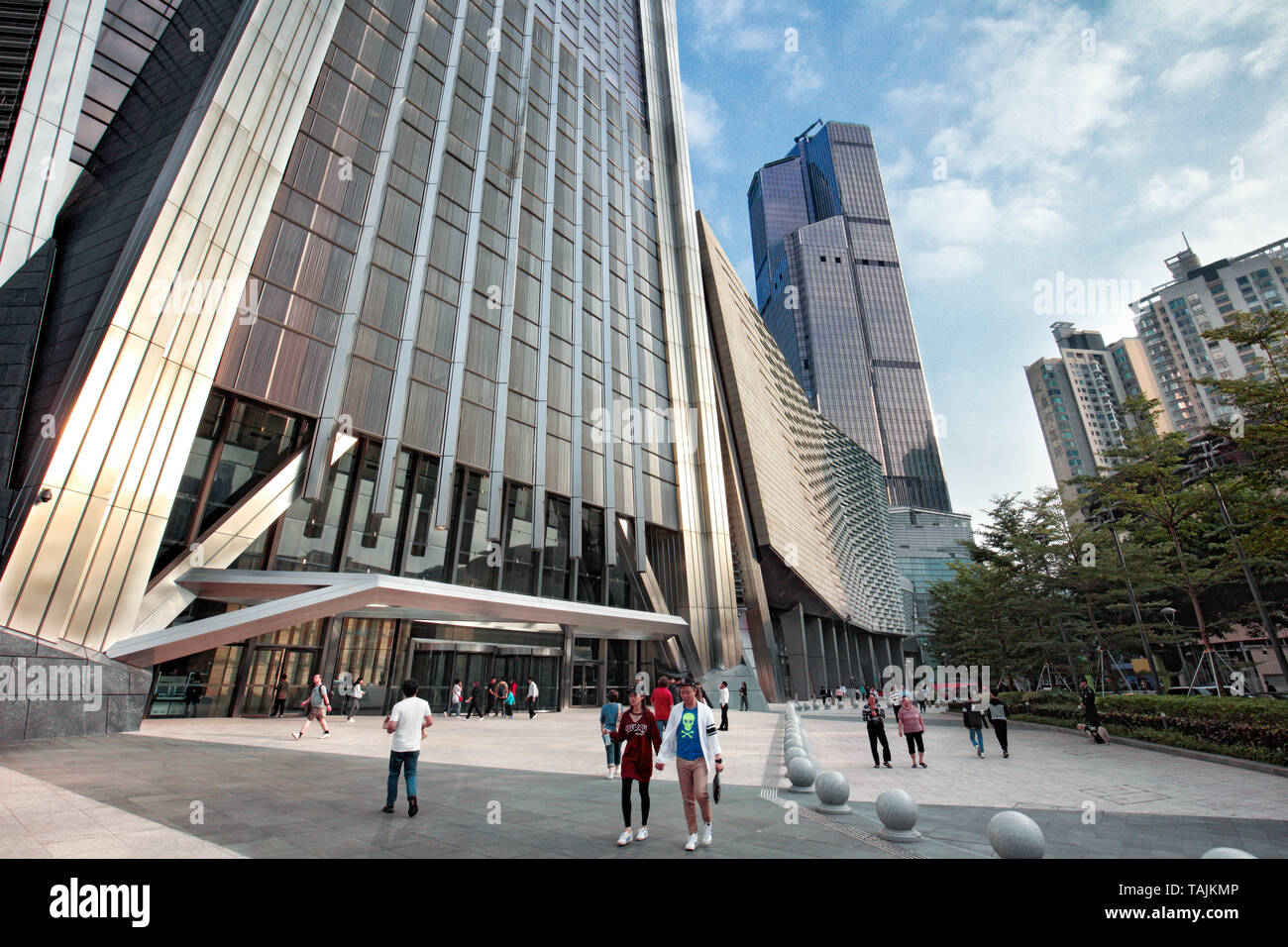 Menschen zu Fuß durch Ping eine International Finance Center, einem 599 Meter hohen Wolkenkratzer in Futian CBD. Shenzhen, Guangdong, China. Stockfoto