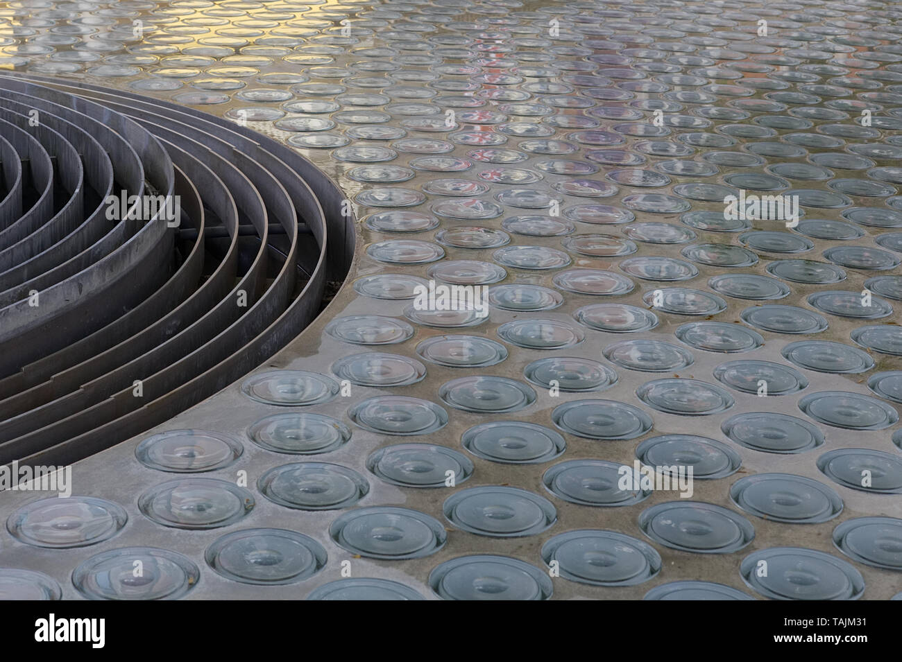 Stille Wasser sind von dem japanischen Architekten Tadao Ando im Mount Street, Mayfair London Stockfoto