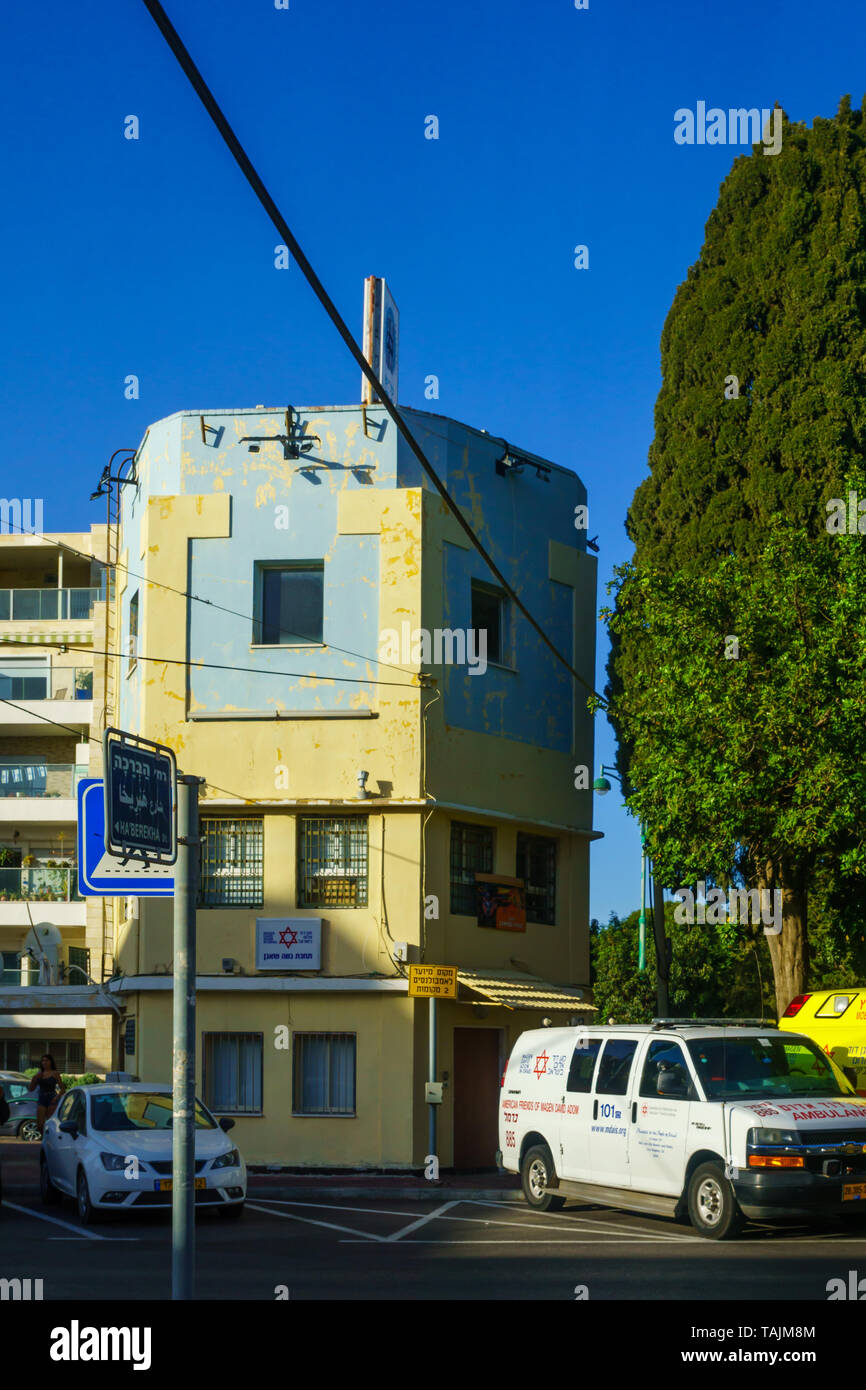 Haifa, Israel - 19. Mai, 2019: Der historische Wasserturm von Neve Shaanan Nachbarschaft, mit Einheimischen, in Haifa, Israel Stockfoto