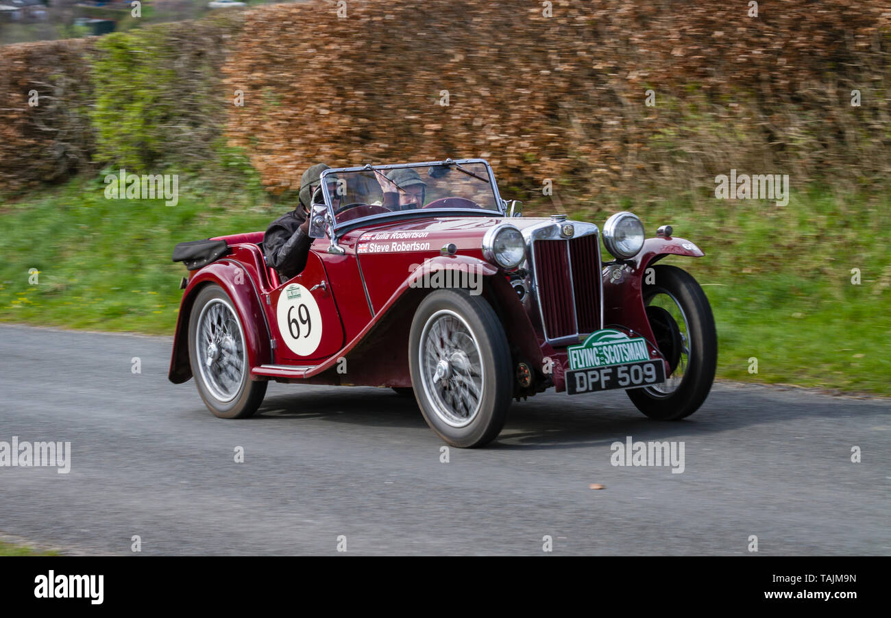 Ein MG PB Tourer aus dem Jahr 1936 besteigt den Southwaite Hill in Cumbria. Der Wagen nimmt an der 11. Flying Scotsman Rally Teil, einer kostenlosen öffentlichen Veranstaltung, Stockfoto