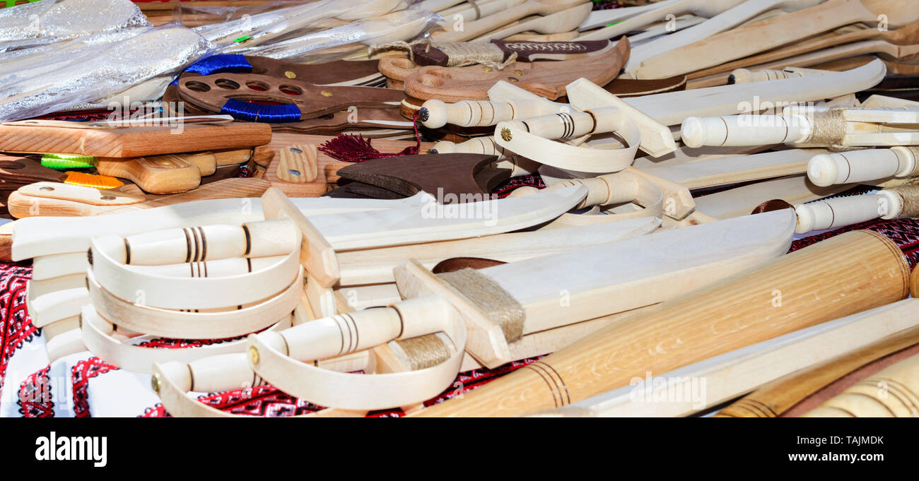 Holz für Kinder Waffen - Säbel, Schwerter. Eco Spielzeug. Fair - eine Ausstellung der Volkskunst Handwerker. Stockfoto