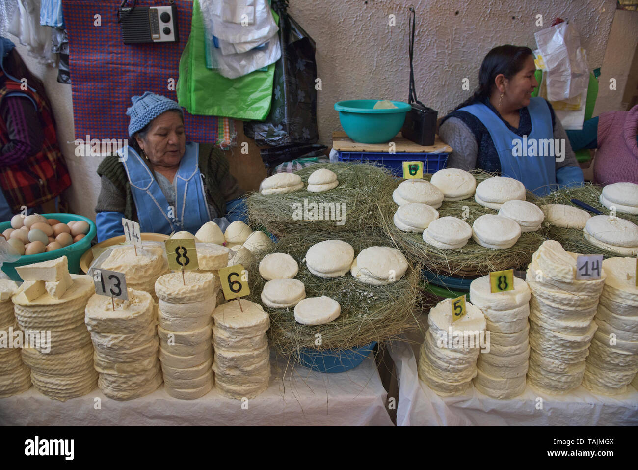Käse Hersteller in der Mercado Central, Sucre, Bolivien Stockfoto
