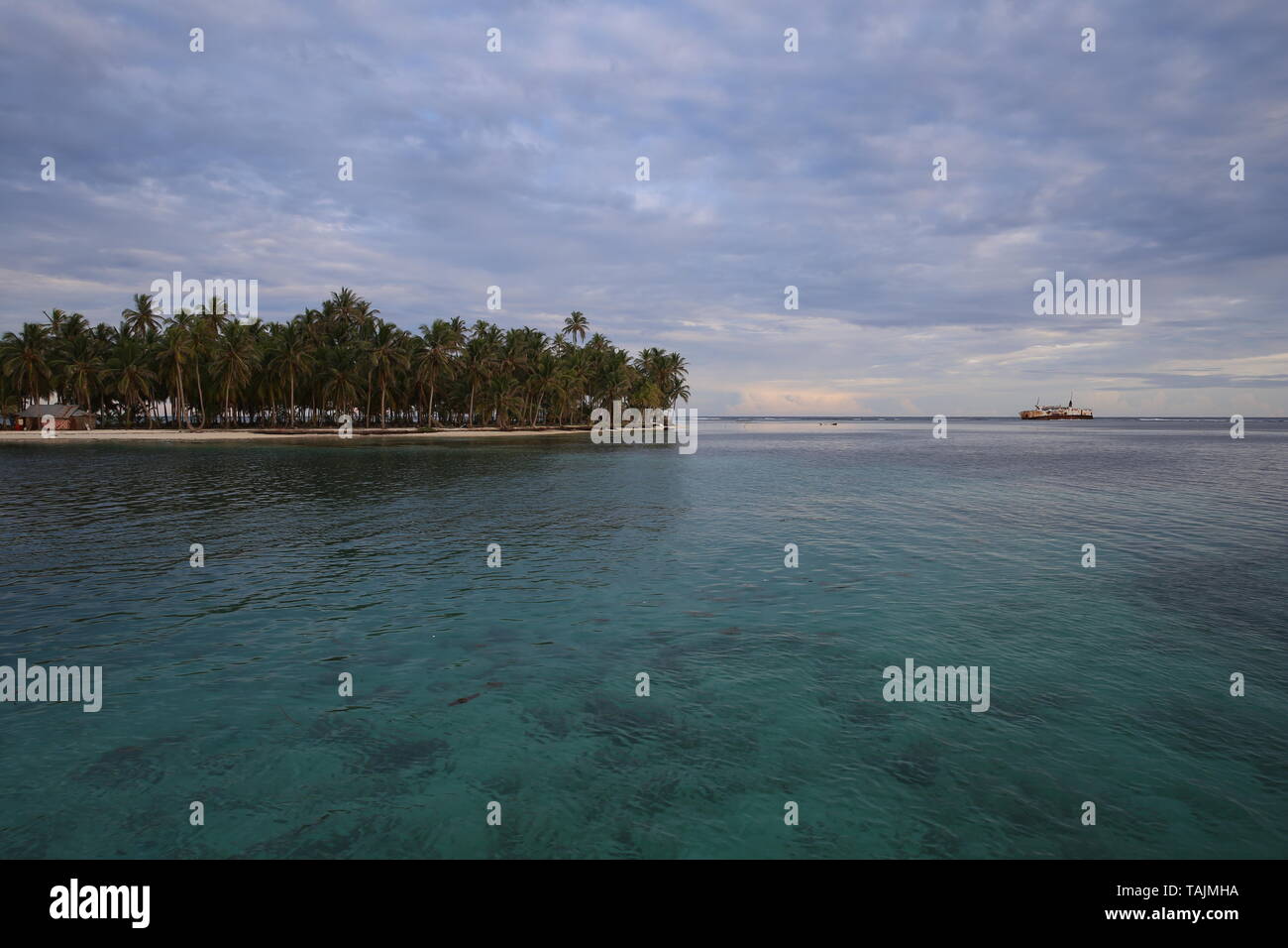 Ruhiger Morgen in der Nähe der Insel San Blas von Chichime Stockfoto