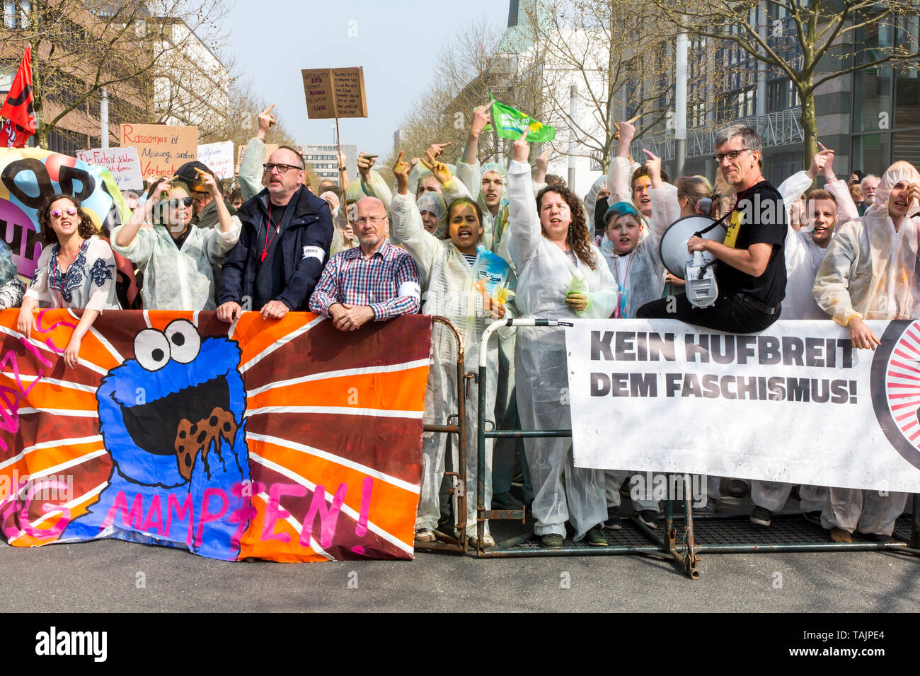 Gegendemonstration der Antifa in einer Demonstration von Rechtsextremen Gruppen in Dortmund unter dem Motto "Europa Erwache, Deutschland, in einem residenti Stockfoto