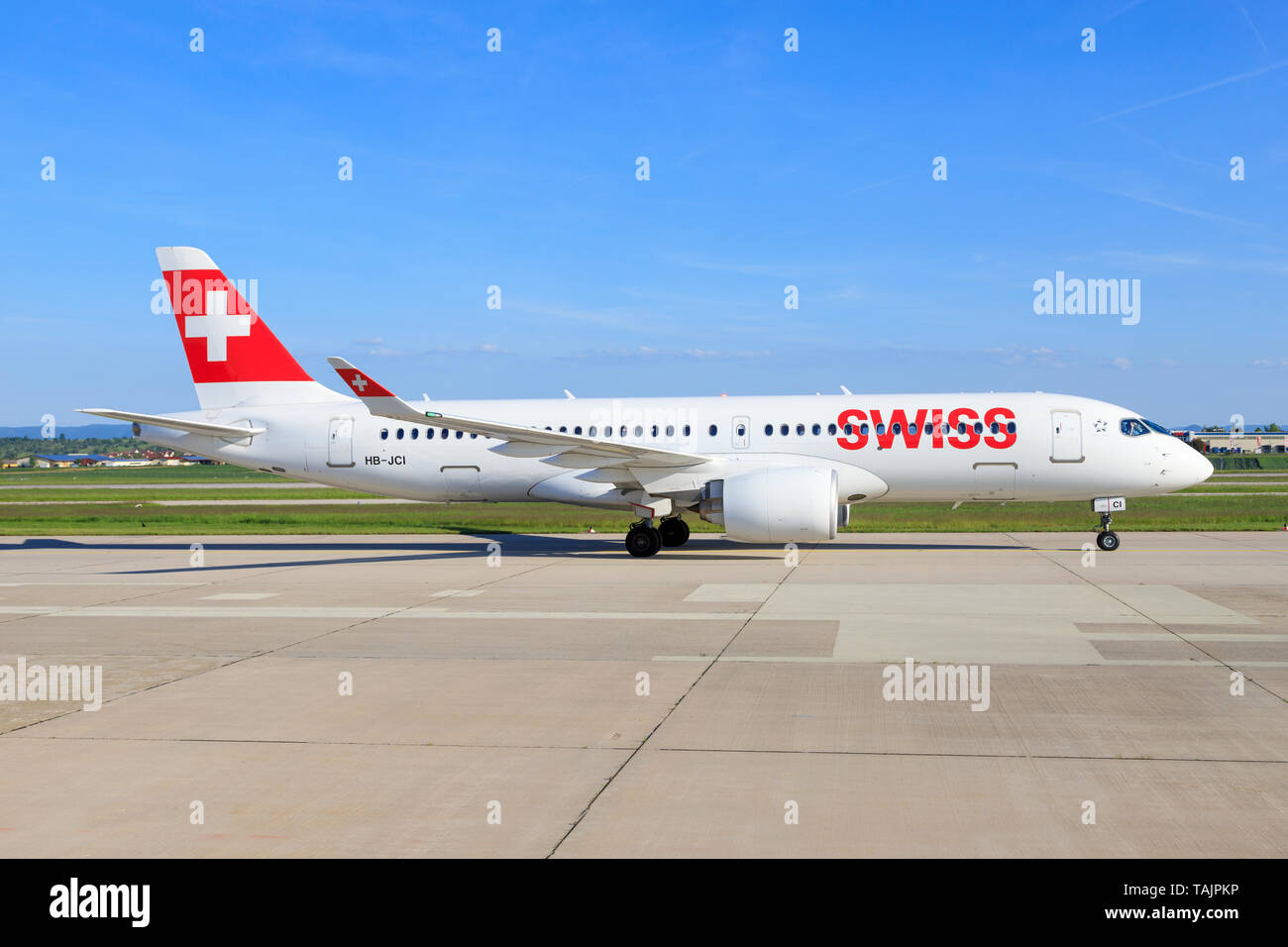Stuttgart/Deutschland, 22. August 2019: Schweizer Bombardier C-Serie am Flughafen Stuttgart. Stockfoto