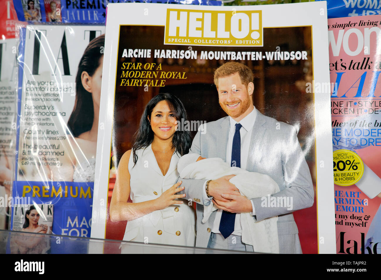 Prinz Harry (Herzog von Sussex) und Meghan Markle Herzogin von Sussex), Archie Harrison Mountbatten-Windsor der Öffentlichkeit auf Hallo! Zeitschrift der vorderen Abdeckung mit anderen Hefte auf einem Regal an WH Smith newsagent Kiosk in London England Großbritannien Großbritannien 8. Mai 2019 Stockfoto