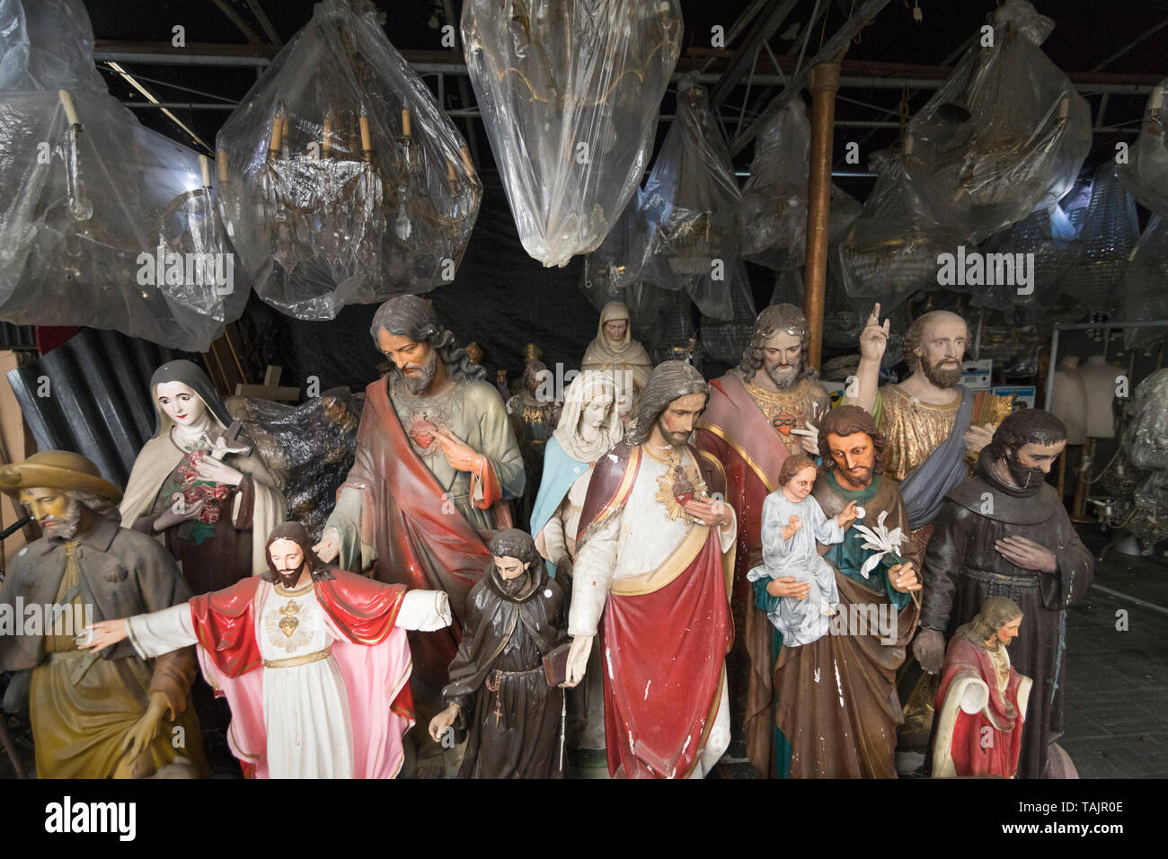 Verworfen Römisch-katholischen christlichen Statuetten gespeichert in einem Schuppen Stockfoto