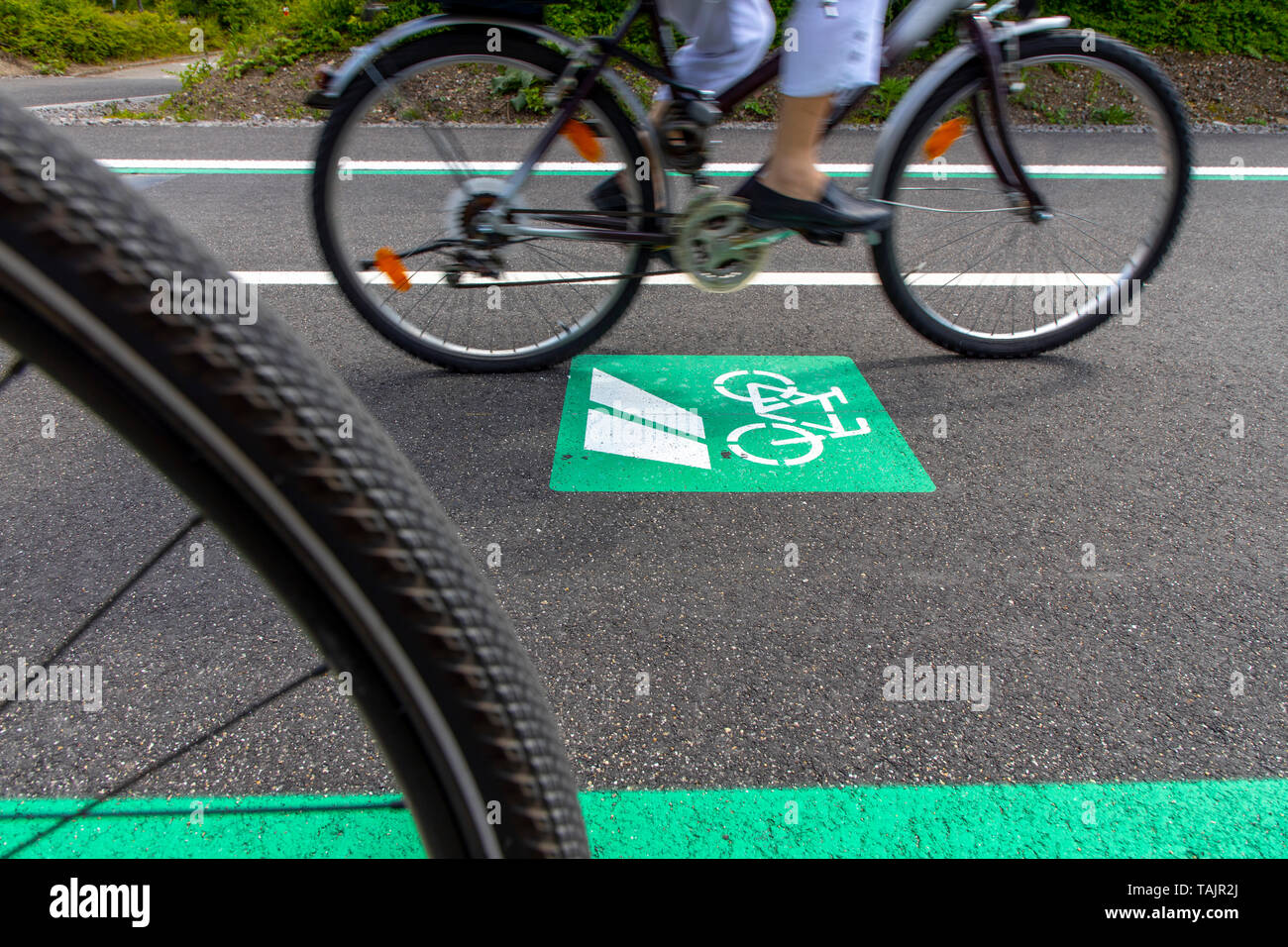 Radschnellweg RS1, einem Zyklus Highway, in Mülheim an der Ruhr, Deutschland, die ganze Strecke über 100 km quer durch das Ruhrgebiet. Stockfoto