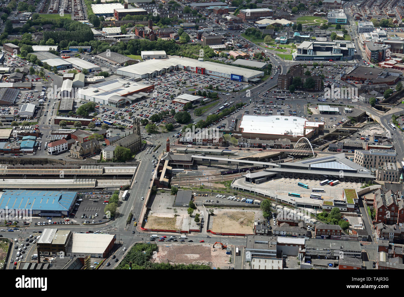 Luftaufnahme von Bolton Stadtzentrum Blick nach Westen auf der A 579
