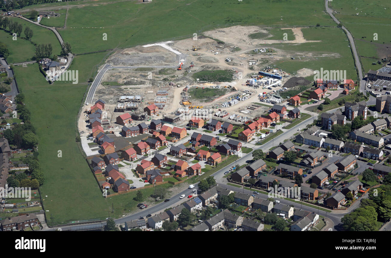 Luftbild der neuen Häuser auf der grünen Wiese im Norden Englands gebaut Stockfoto