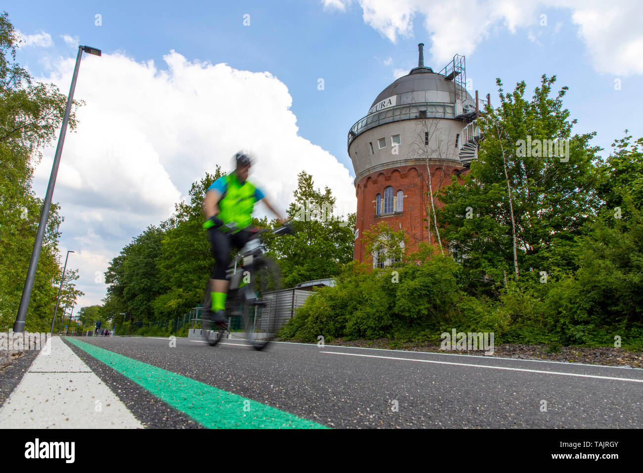 Radschnellweg RS1, einem Zyklus Highway, in Mülheim an der Ruhr, Deutschland, die ganze Route werden über 100 km quer durch das Ruhrgebiet, vorbei an Kamera Obs Stockfoto