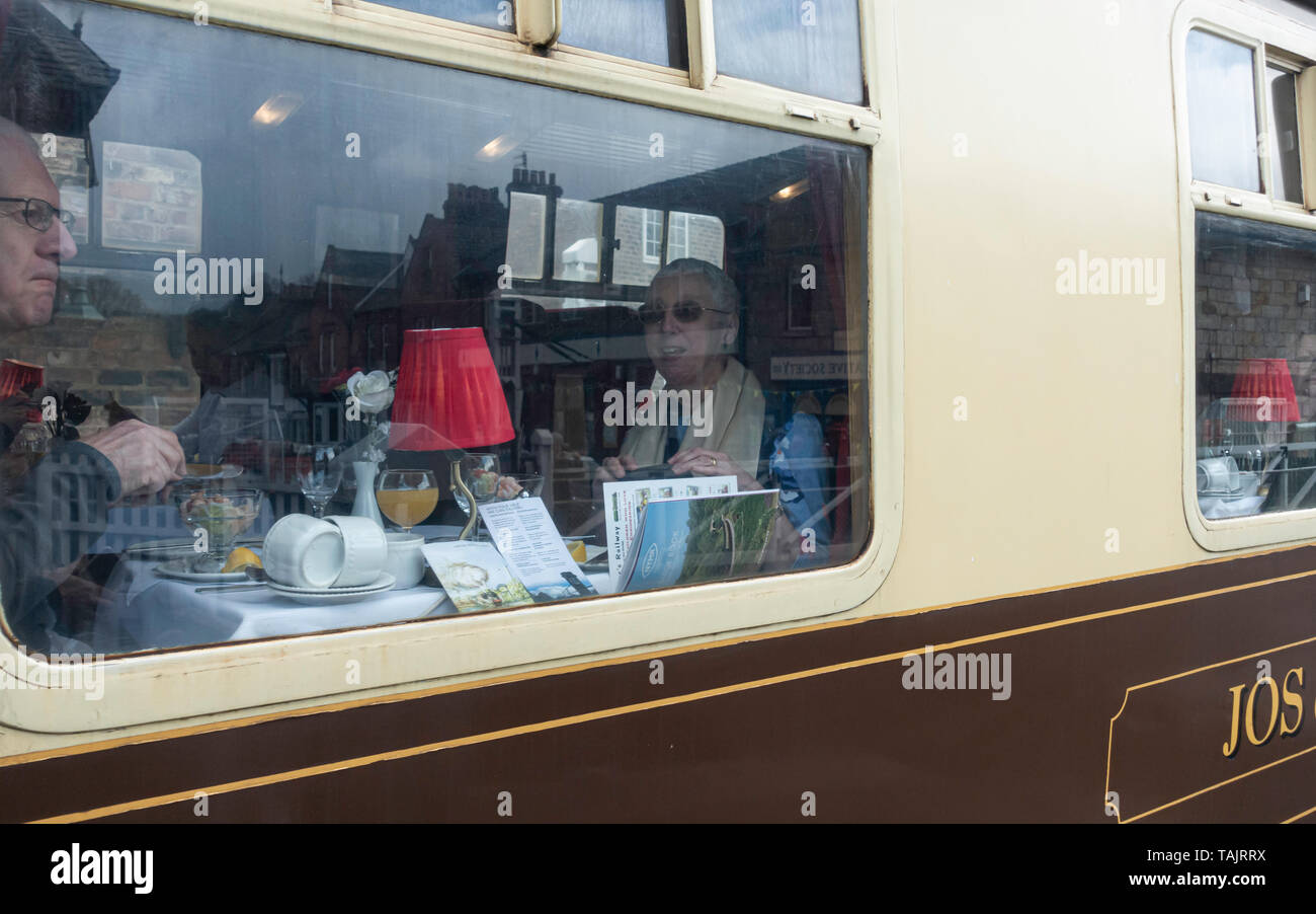 Die Menschen essen auf Dampfzug in Pullman Beförderung bei Grosmont Station. North York Moors Railway. North Yorkshire, England. Großbritannien Stockfoto