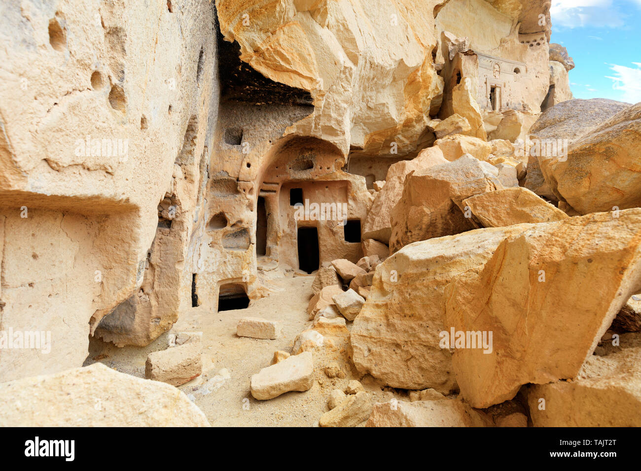 Geheimnisvolle unscheinbaren Eingang unter Stein Felsbrocken in der antiken Höhle, Tempel, in dem Tal von Kappadokien geschnitzt Stockfoto