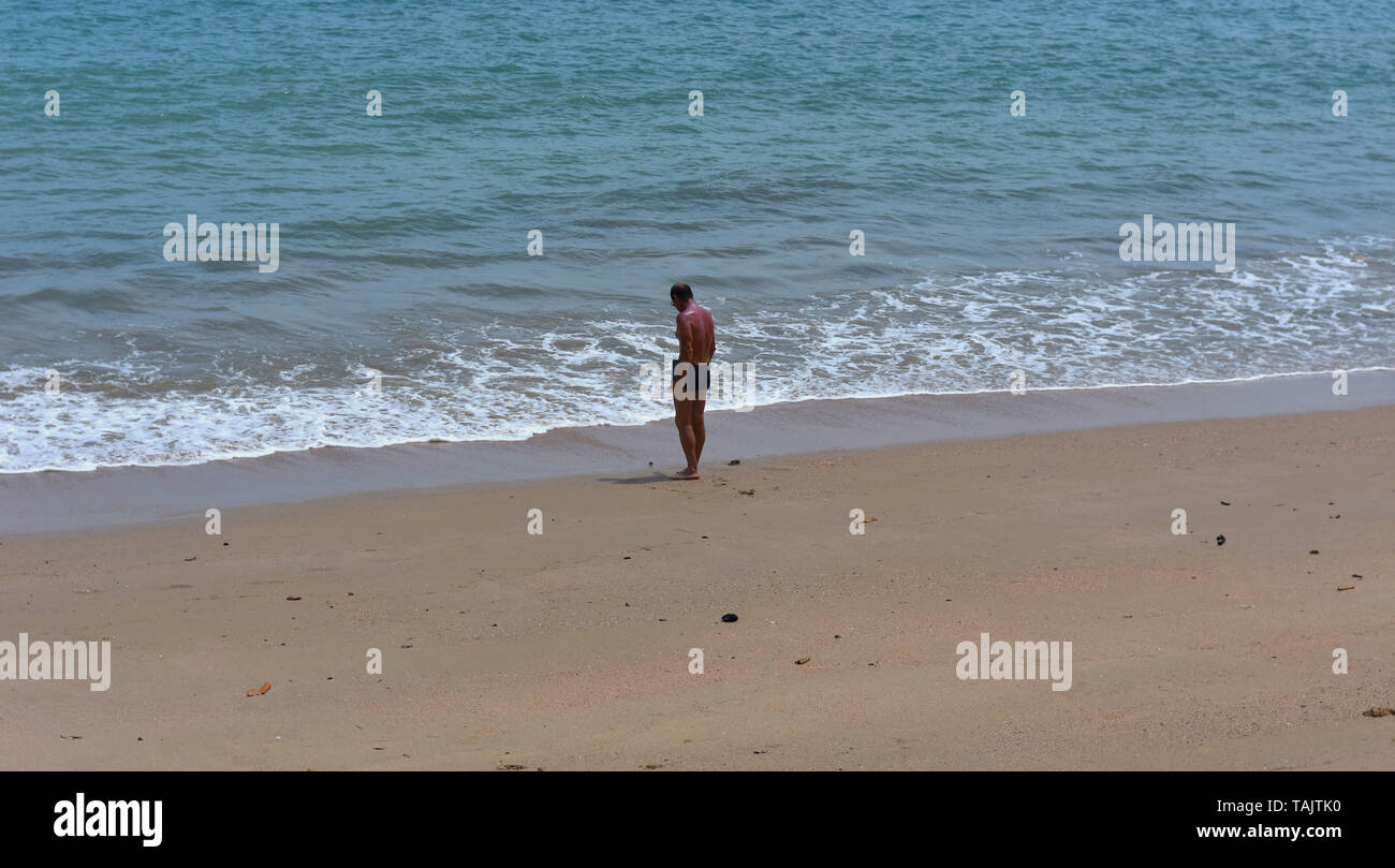 Bild von einem Mann, der am Strand. Stockfoto