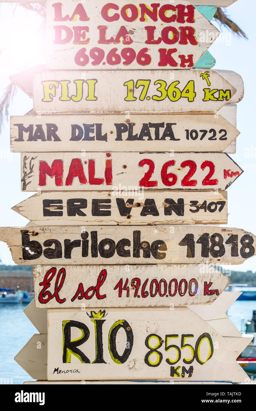 Schilder mit Wegbeschreibungen zu verschiedenen Orten der Welt Stockfoto