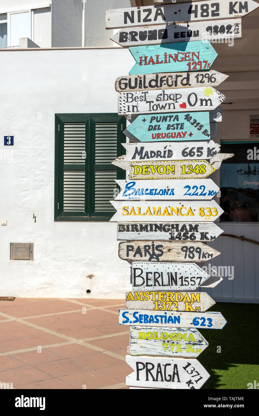 Schilder mit Wegbeschreibungen zu verschiedenen Orten der Welt Stockfoto