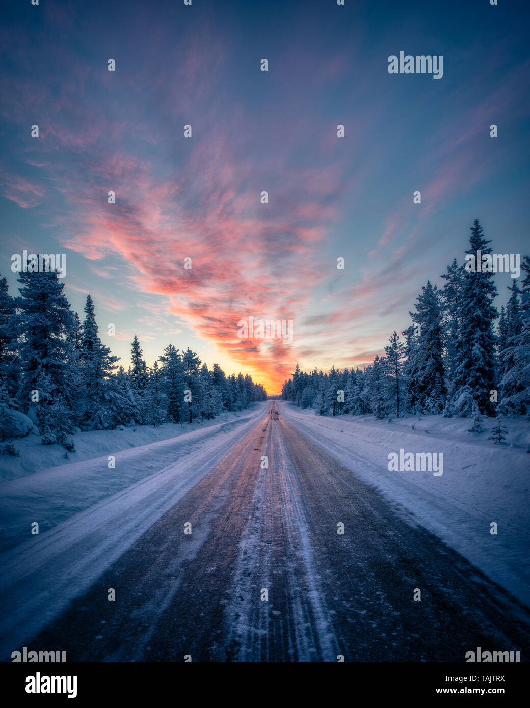Straße in Richtung Sonnenuntergang führenden im Winter Stockfoto