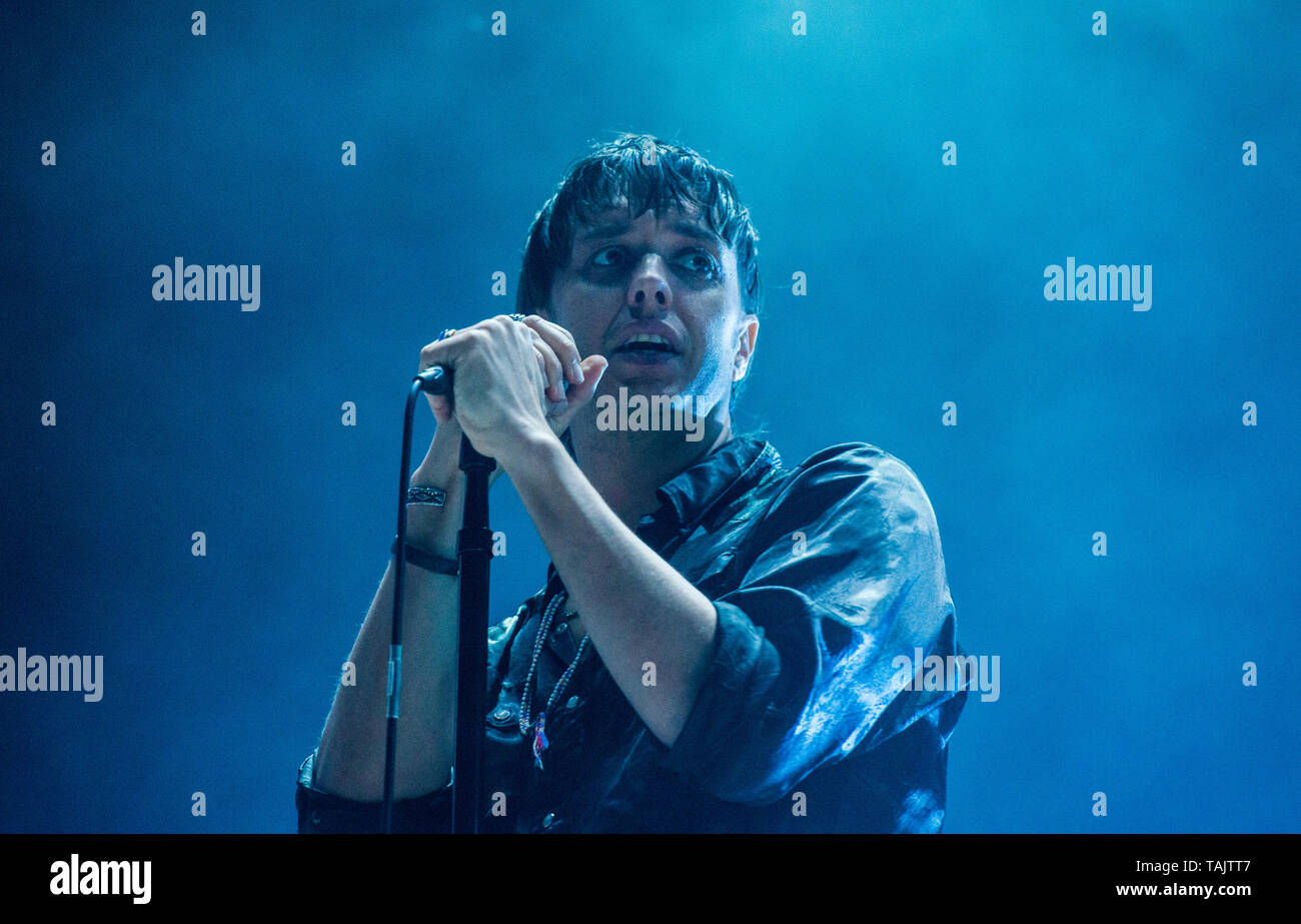 Julian Casablancas, Sänger der Amerikanischen indie rock Band die Anschläge live auf der alle Punkte im Osten Musik Festival im Victoria Park, East London, England, Großbritannien Stockfoto