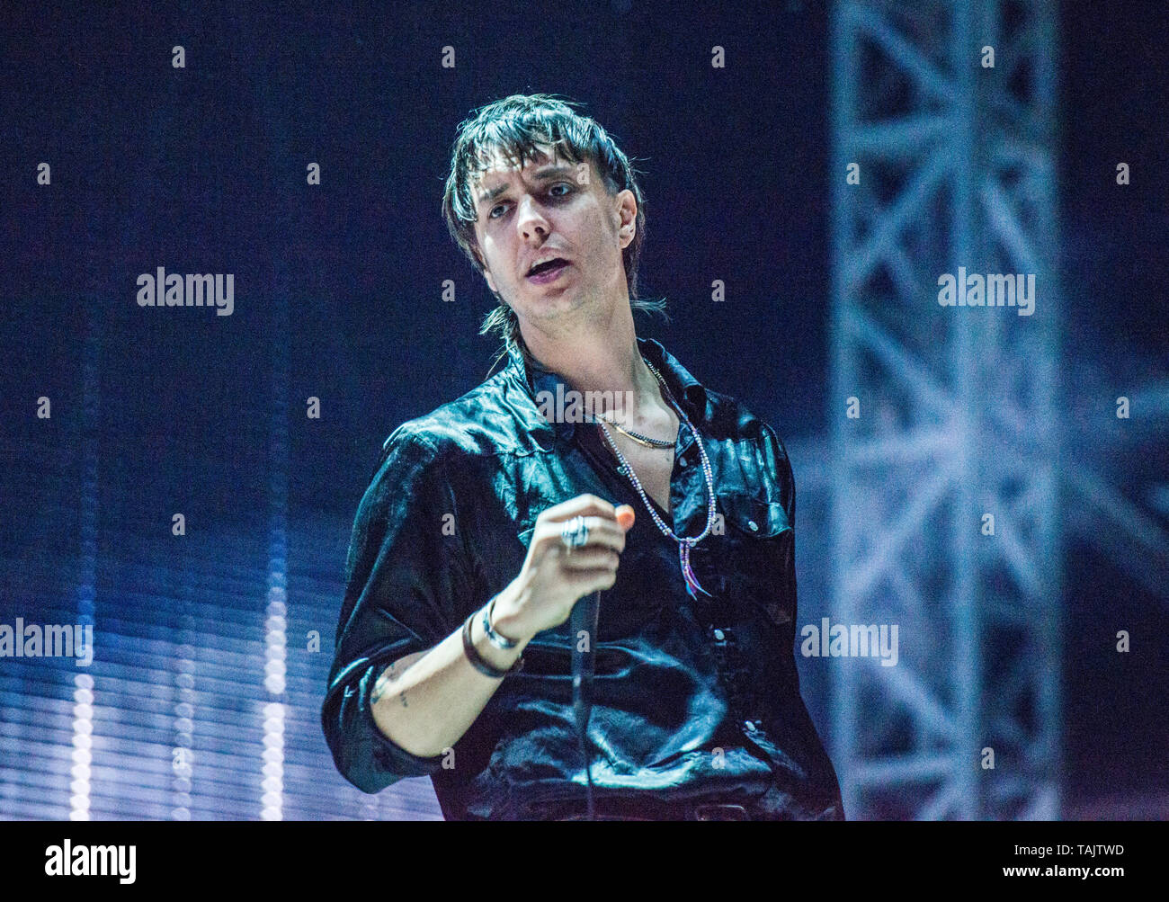 Julian Casablancas, Sänger der Amerikanischen indie rock Band die Anschläge live auf der alle Punkte im Osten Musik Festival im Victoria Park, East London, England, Großbritannien Stockfoto