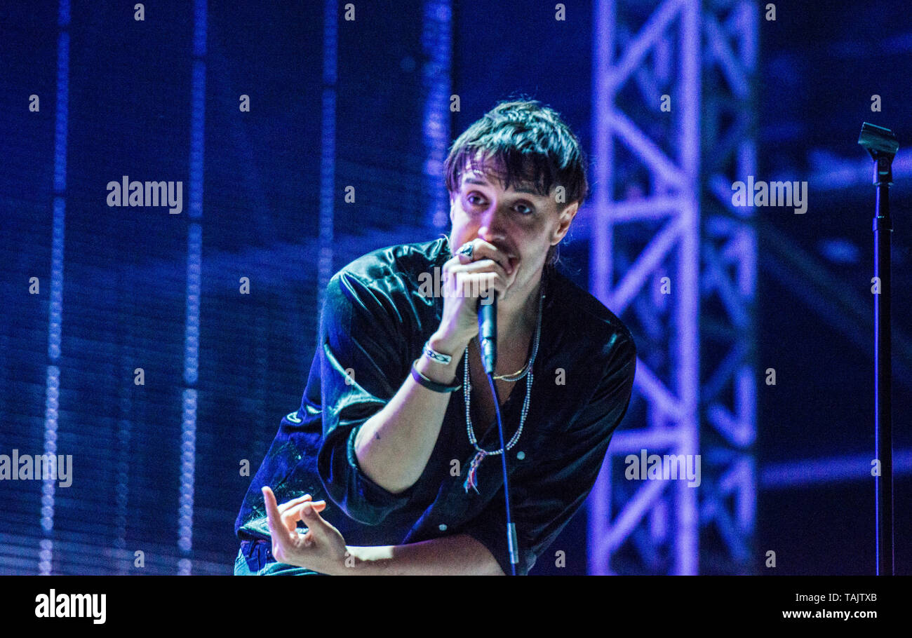 Julian Casablancas, Sänger der Amerikanischen indie rock Band die Anschläge live auf der alle Punkte im Osten Musik Festival im Victoria Park, East London, England, Großbritannien Stockfoto
