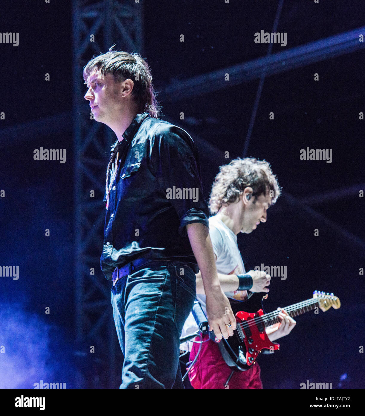 Julian Casablancas, Sänger, und Nick Valensi, Gitarrist, der Amerikanischen indie rock Band die Anschläge live auf der alle Punkte im Osten Musik Festival im Victoria Park, East London, England, Großbritannien Stockfoto