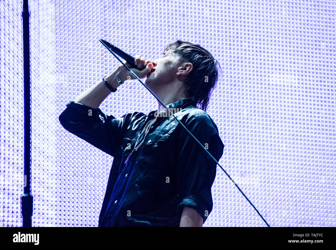 Julian Casablancas, Sänger der Amerikanischen indie rock Band die Anschläge live auf der alle Punkte im Osten Musik Festival im Victoria Park, East London, England, Großbritannien Stockfoto