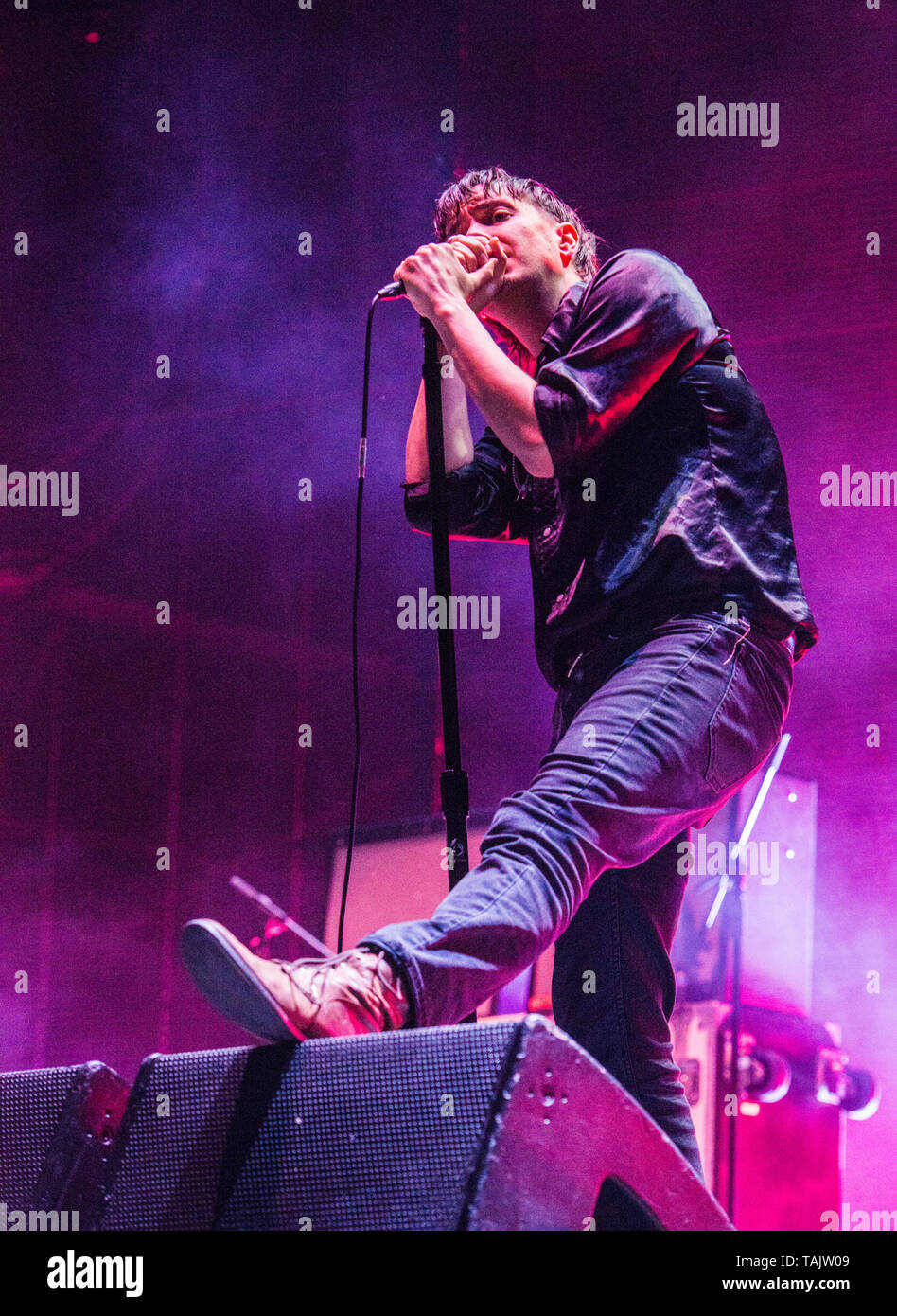 Julian Casablancas, Sänger der Amerikanischen indie rock Band die Anschläge live auf der alle Punkte im Osten Musik Festival im Victoria Park, East London, England, Großbritannien Stockfoto