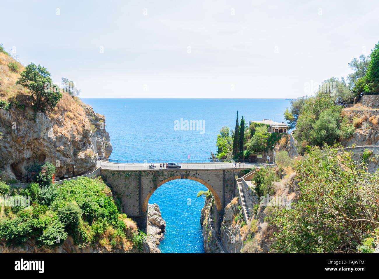 Berühmten malerischen Straße Viadukt von Amalfitana Sommer Küste, Italien Stockfoto