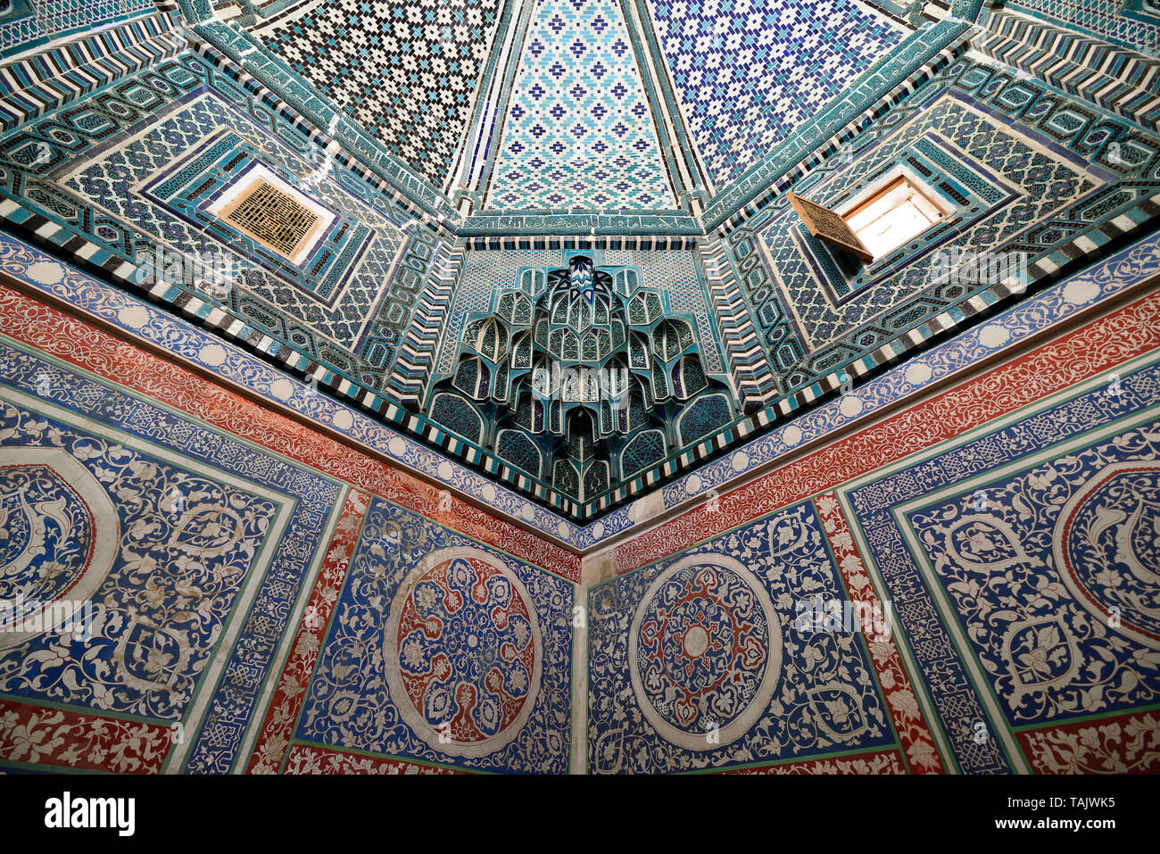 Schön im Inneren des Grabes in historischen Nekropole eingerichtet wurde über acht, SHAKHI WONDERS, Samarkand, Usbekistan gebildet Stockfoto