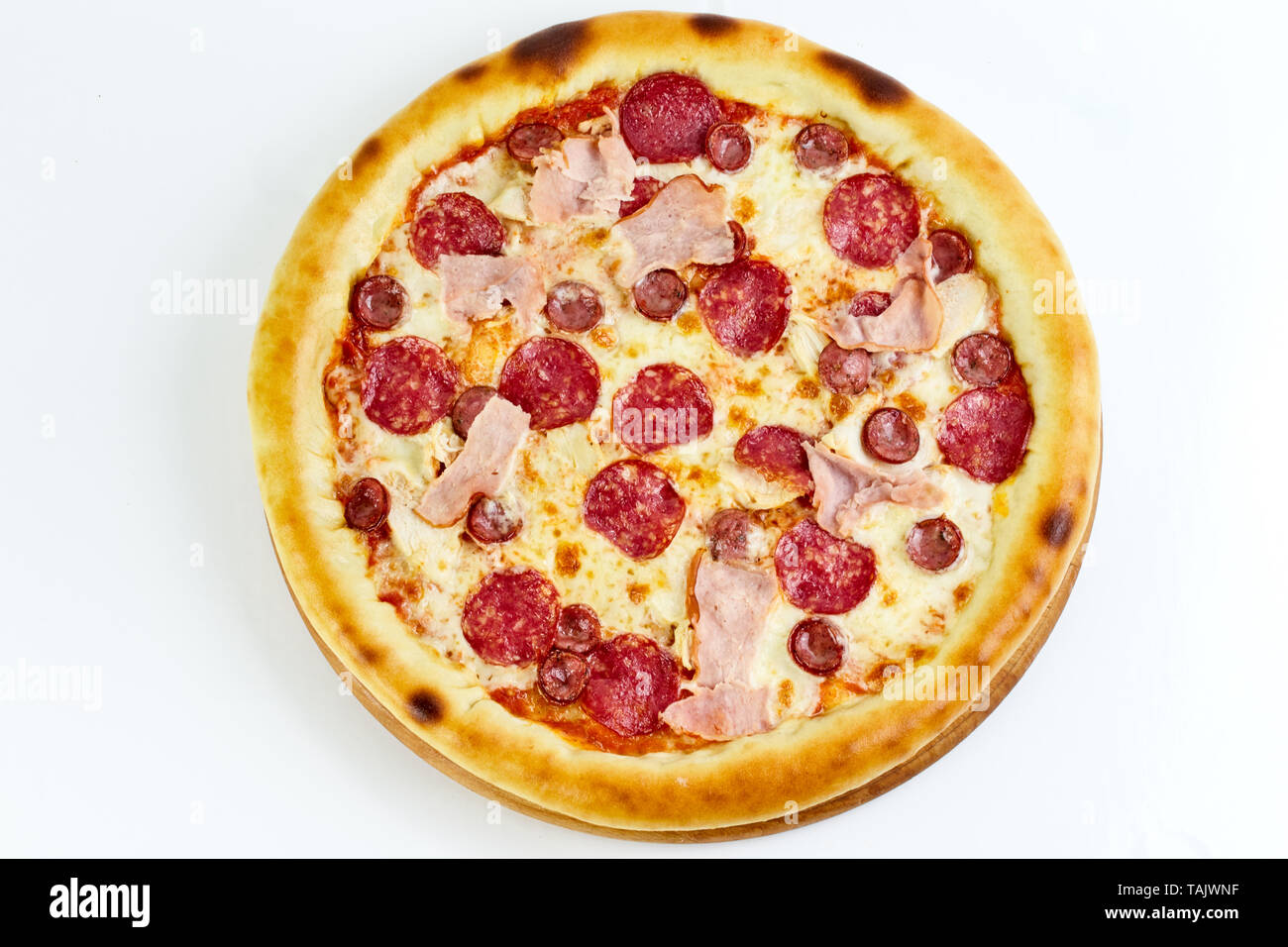 Lecker lecker Pizza mit Tomatensauce, Mozzarella, Peperoni, Huhn, balyk, Jagd Würstchen auf einem weißen Hintergrund. Italienisches Essen. Fast food. Stockfoto