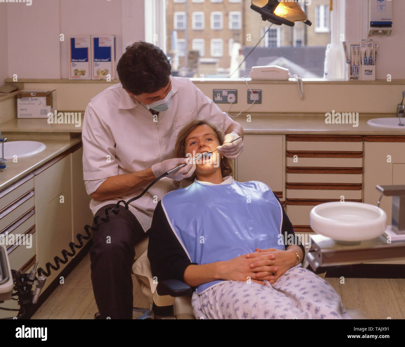 Zahnarzt arbeiten mit Patienten in der Chirurgie, Greater London, England, Vereinigtes Königreich Stockfoto