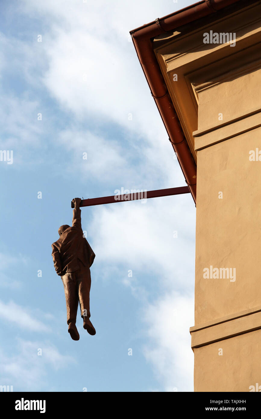 Mann hängen von David Cerny in Prag Stockfoto