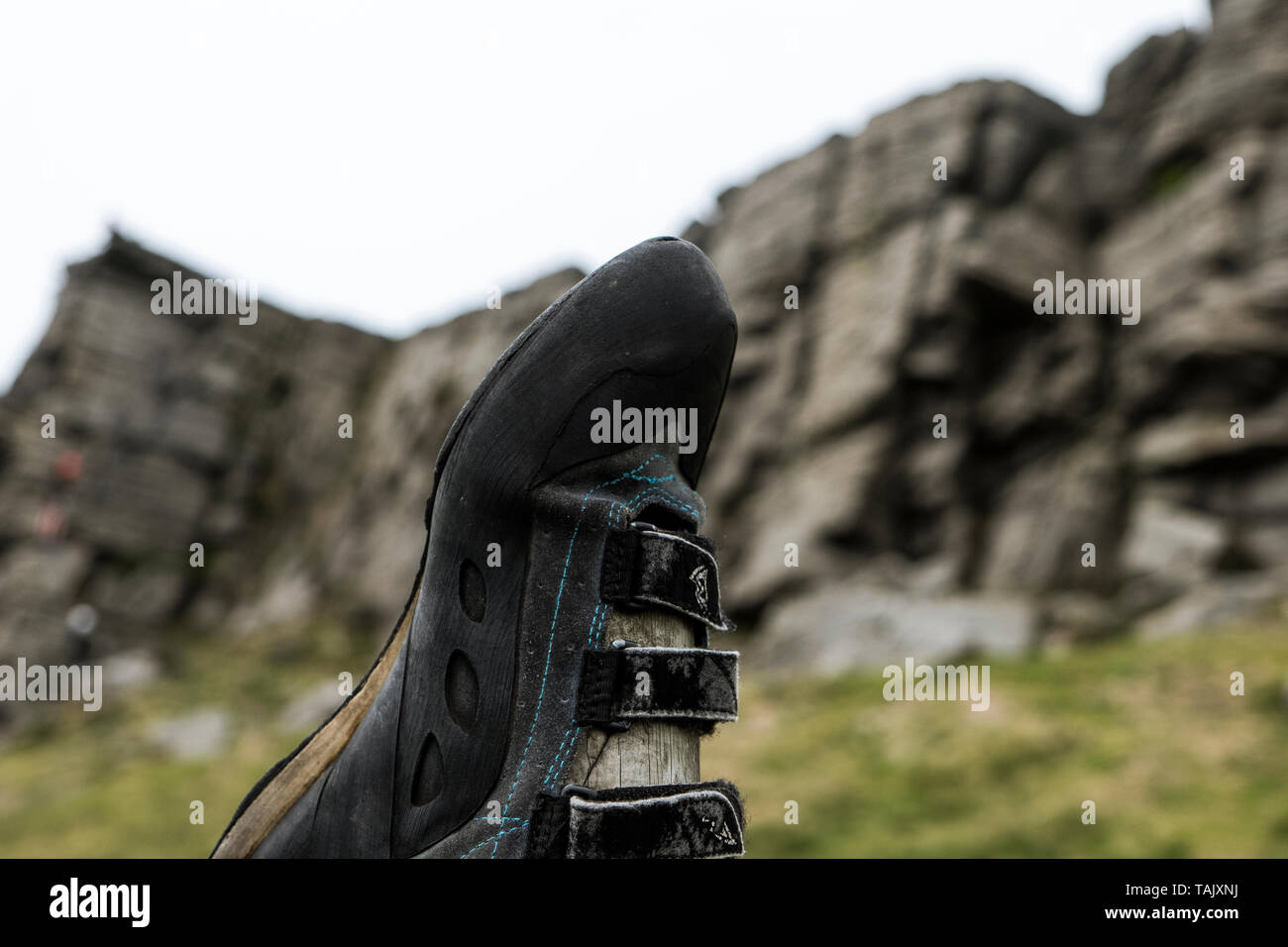Ein kletterschuh an Windgather Felsen im Peak District National Park Stockfoto