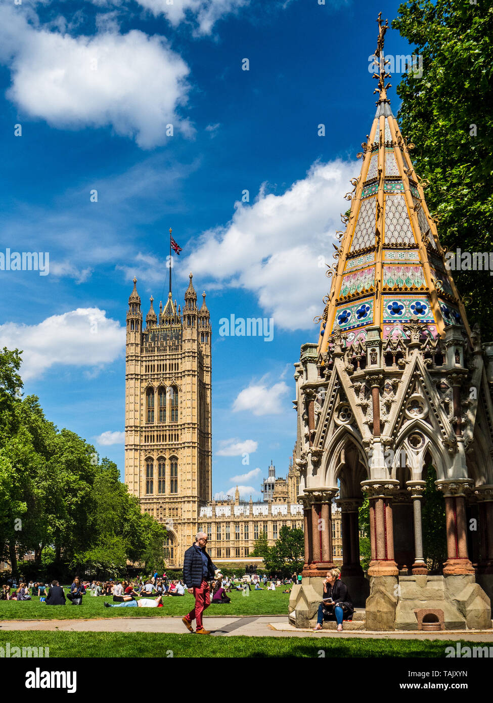 Victoria Tower Gardens neben dem Haus des Parlaments in London - Die Buxton Memorial Fountain im Vordergrund und Victoria Tower im Hintergrund. Stockfoto