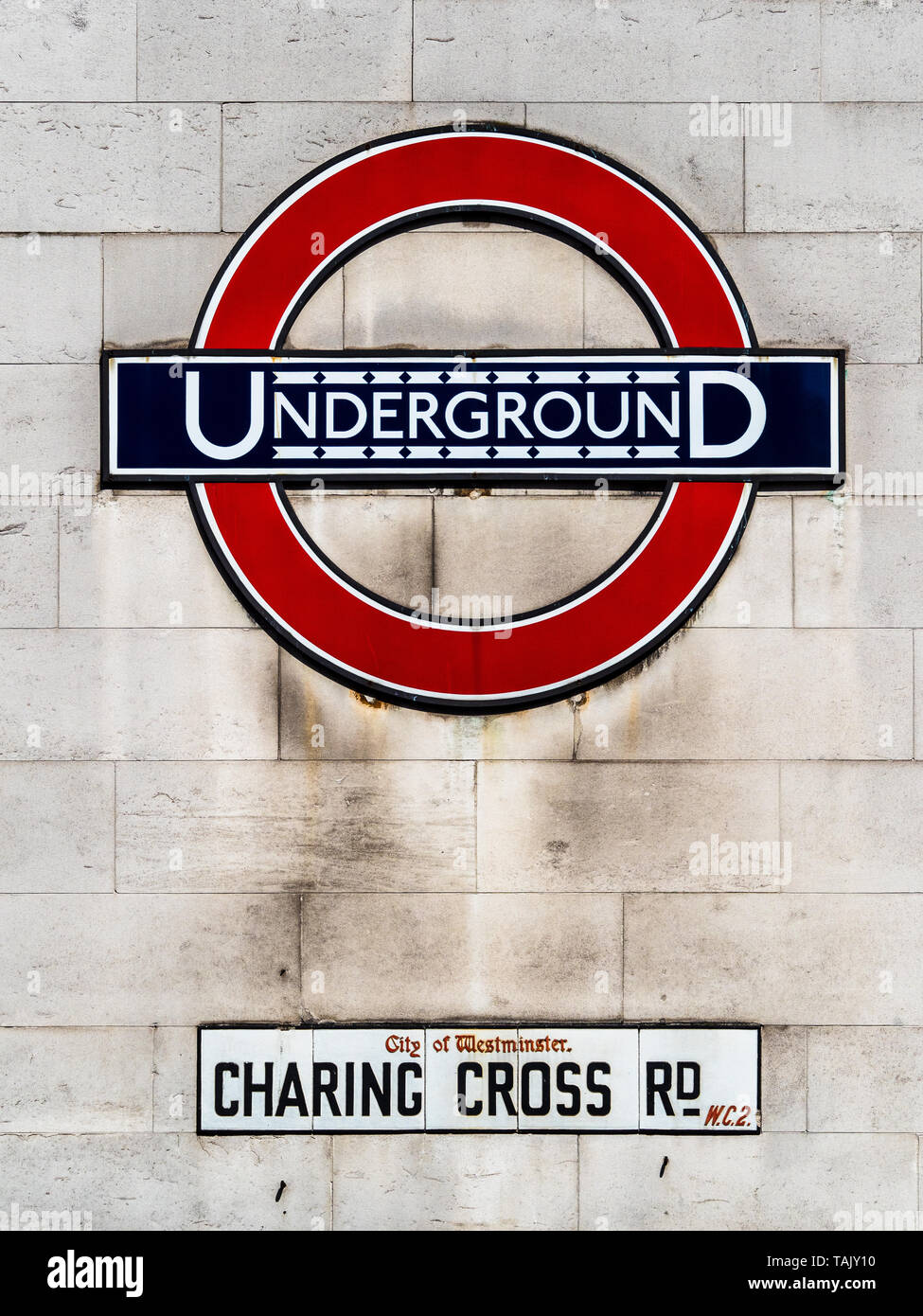 Vintage London U-Schild am Leicester Square Station in Charing Cross Road London WC2 Stockfoto
