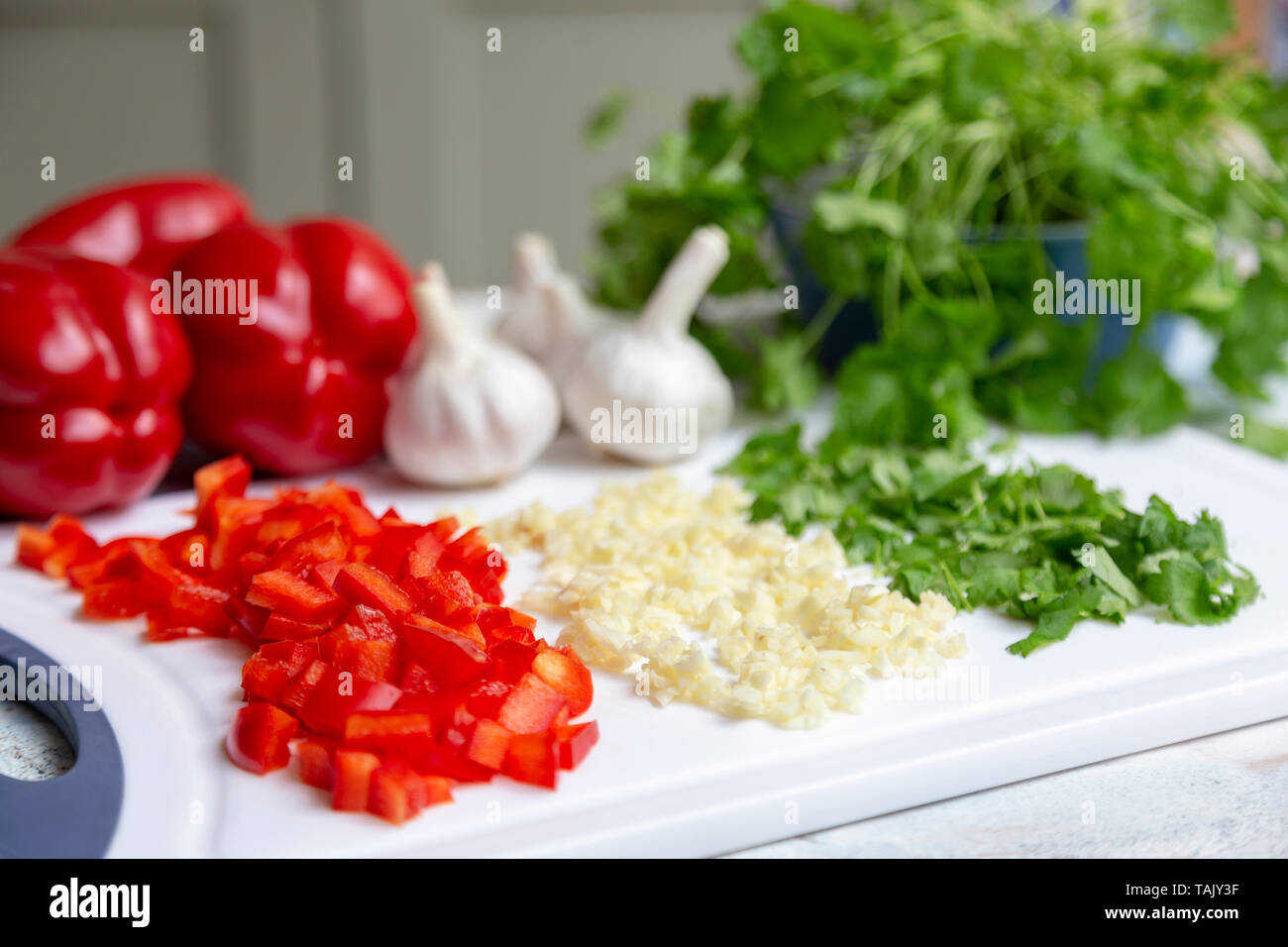 Gehacktes Gemüse, Knoblauch, süßen roten Pfeffer und Koriander Stockfoto