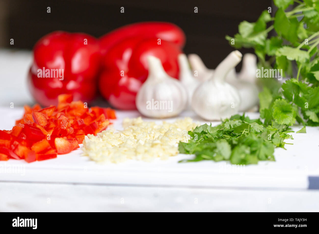 Gehacktes Gemüse, Knoblauch, süßen roten Pfeffer und Koriander Stockfoto