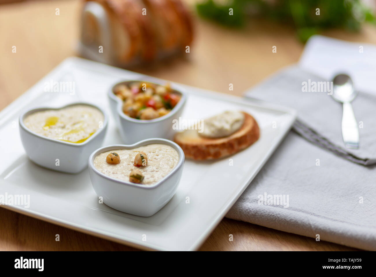 Stil Houmous und Kichererbsen salat Snack, serviert mit Toast auf der Seite. Stockfoto