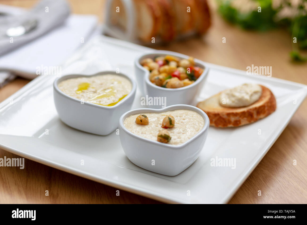 Stil Houmous und Kichererbsen salat Snack, serviert mit Toast auf der Seite. Stockfoto