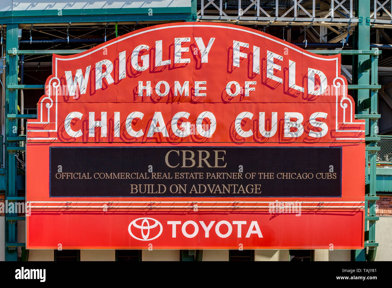 Major League Baseball Chicago Cubs Wrigley Field Stadion Zeichen mit einem Sponsor Nachricht von Wintrust Bank auf dem Festzelt. Stockfoto