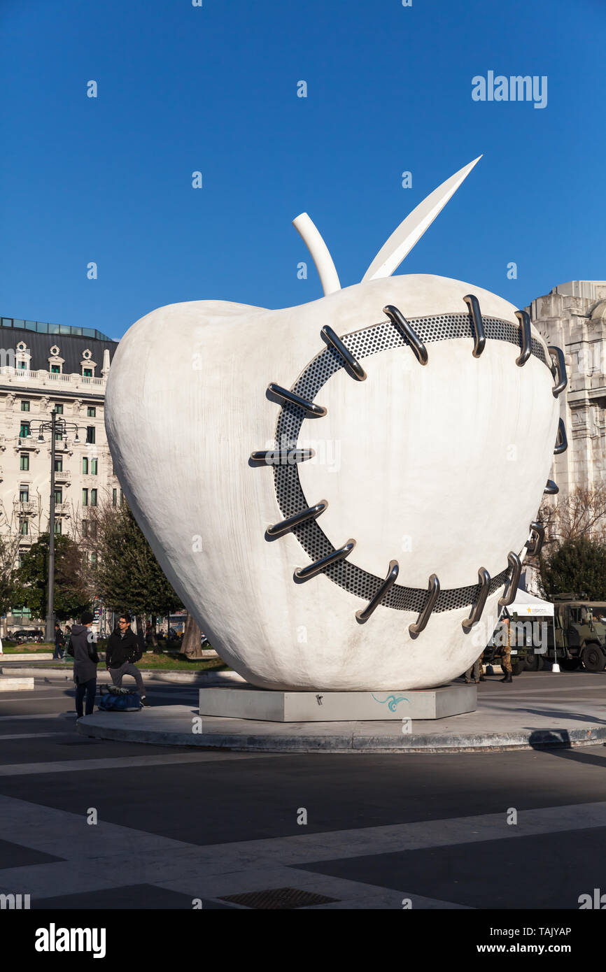 Mailand, Italien - 19. Januar 2018: Der Big Apple von Mailand von Michelangelo Pistoletto. Der italienische Titel der Skulptur "La Mela Rintergrato" bedeutet Stockfoto